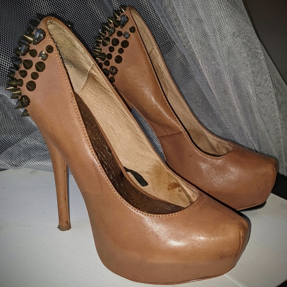 ZIGIny Sly Tan Pumps - Picture 2 of 8